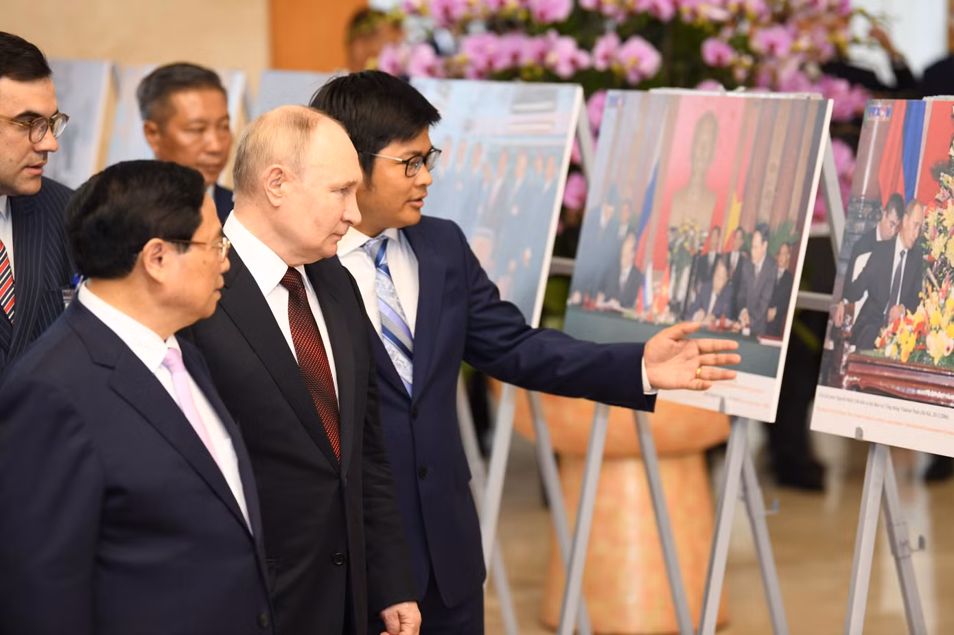 Thủ tướng Phạm Minh Chính và Tổng thống Putin xem bộ ảnh ghi lại những thời khắc quan trọng trong quan hệ Việt Nam - Liên bang Nga. Thủ tướng Phạm Minh Chính và Tổng thống Putin xem bộ ảnh ghi lại những thời khắc quan trọng trong quan hệ Việt Nam - Liên bang Nga.
