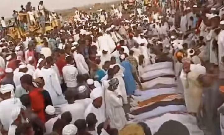 Tang lễ các nạn nhân chết trong vụ tấn công ngày 5/6. (Ảnh: Sudan Tribune) Tang lễ các nạn nhân chết trong vụ tấn công ngày 5/6. (Ảnh: Sudan Tribune)