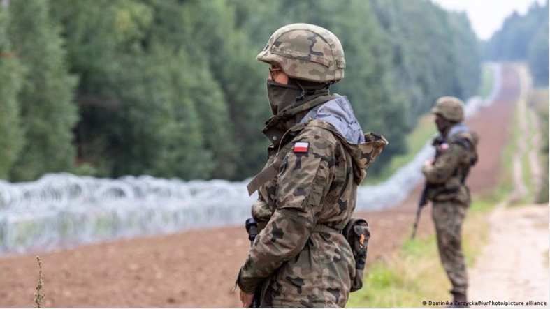 Lính Ba Lan đứng gác ở biên giới với Belarus. (Ảnh: Almayadeen)