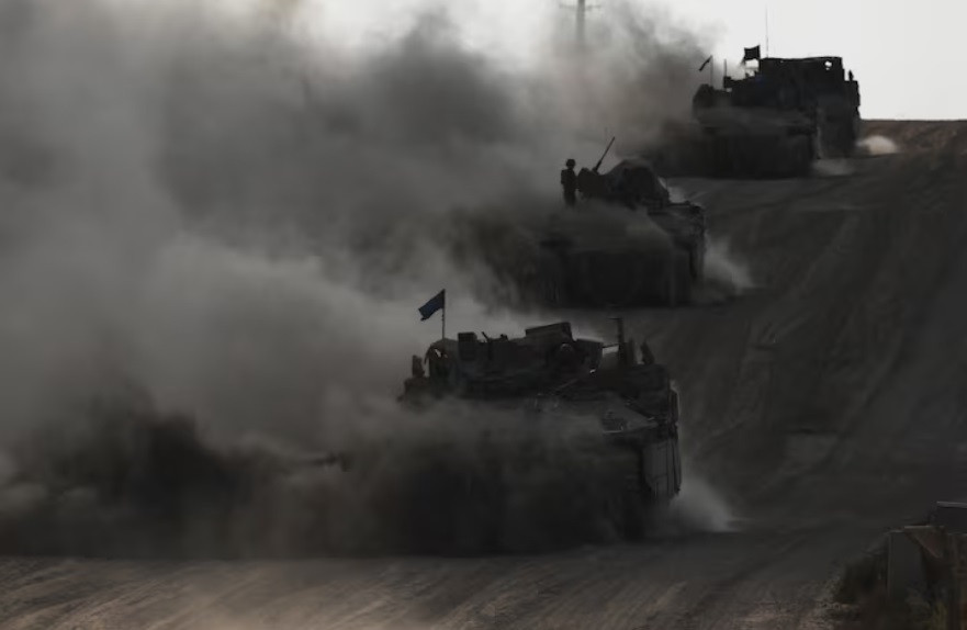 Các xe bọc thép của Israel chạy trên con đường gần biên giới Dải Gaza, ngày 29/5. (Ảnh: Reuters) Các xe bọc thép của Israel chạy trên con đường gần biên giới Dải Gaza, ngày 29/5. (Ảnh: Reuters)