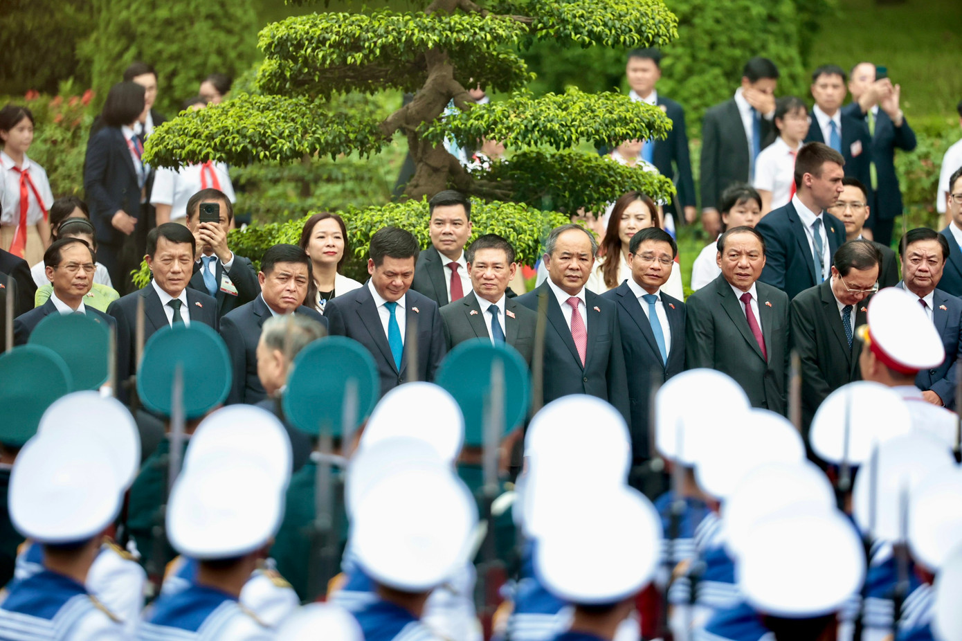 Các bộ trưởng trong Chính phủ Việt Nam đón Tổng thống Nga Vladimir Putin. (Ảnh: Như Ý) Các bộ trưởng trong Chính phủ Việt Nam đón Tổng thống Nga Vladimir Putin. (Ảnh: Như Ý)