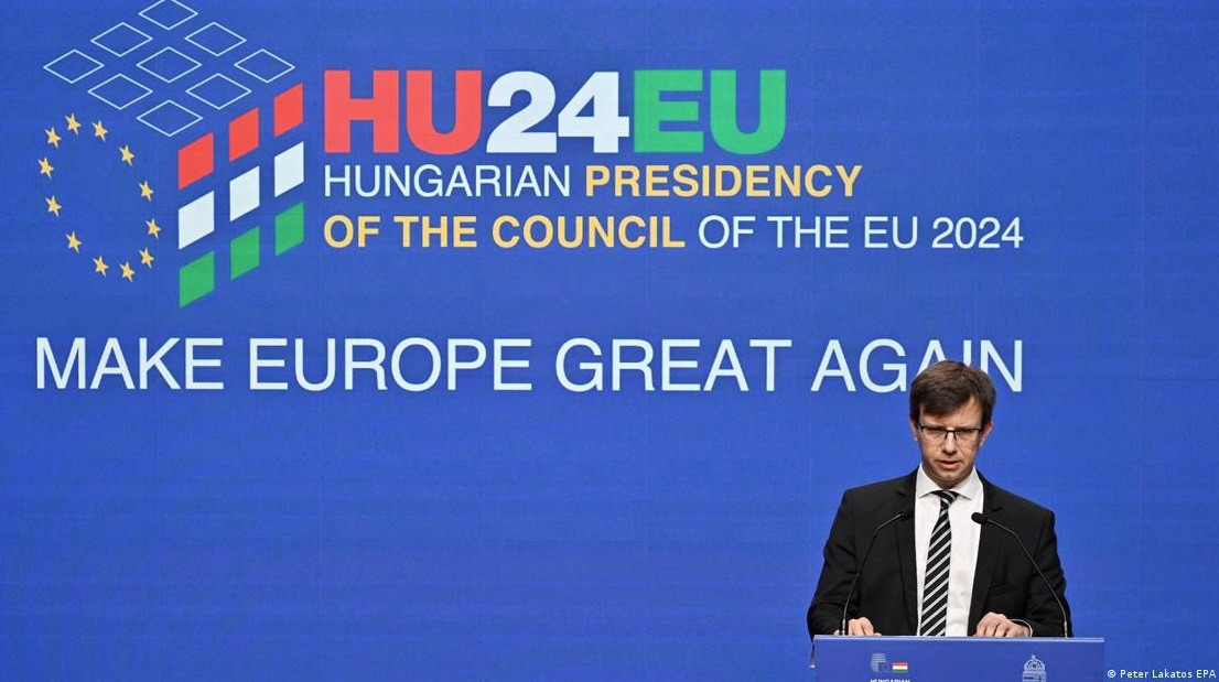 Bộ trưởng Hungary phụ trách các vấn đề EU Janos Boka đứng trước khẩu hiệu “Làm cho châu Âu vĩ đại trở lại”. (Ảnh: EPA)