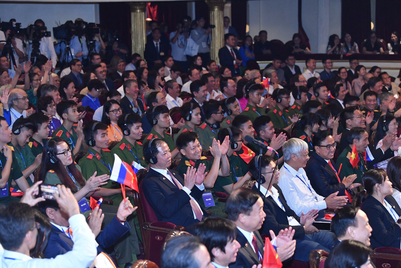 Đông đảo các thế hệ lưu học sinh Việt Nam tham dự cuộc gặp gỡ. (Ảnh: Nhật Minh) Đông đảo các thế hệ lưu học sinh Việt Nam tham dự cuộc gặp gỡ. (Ảnh: Nhật Minh)