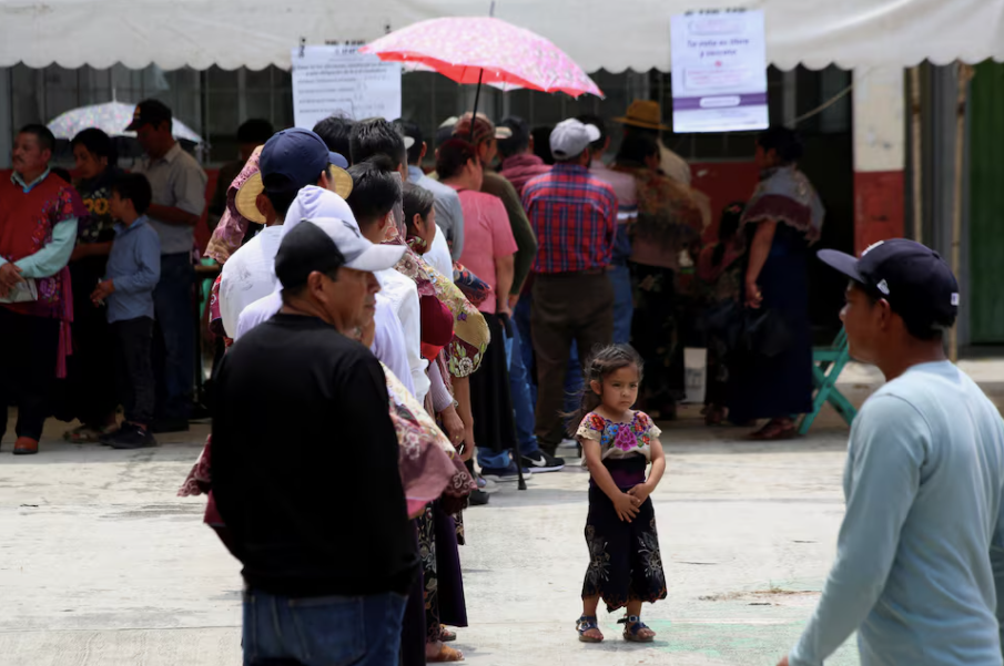 Cử tri Mexico đi bỏ phiếu ngày 2/6. (Ảnh: Reuters) Cử tri Mexico đi bỏ phiếu ngày 2/6. (Ảnh: Reuters)