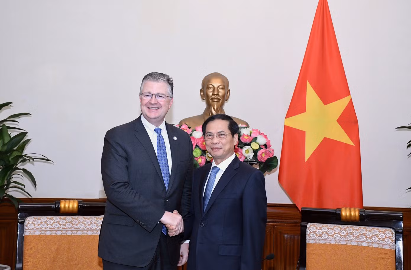 Bộ trưởng Ngoại giao Bùi Thanh Sơn tiếp Trợ lý Ngoại trưởng Mỹ Daniel Kritenbrink, ngày 21/6. (Ảnh: Mofa) Bộ trưởng Ngoại giao Bùi Thanh Sơn tiếp Trợ lý Ngoại trưởng Mỹ Daniel Kritenbrink, ngày 21/6. (Ảnh: Mofa)