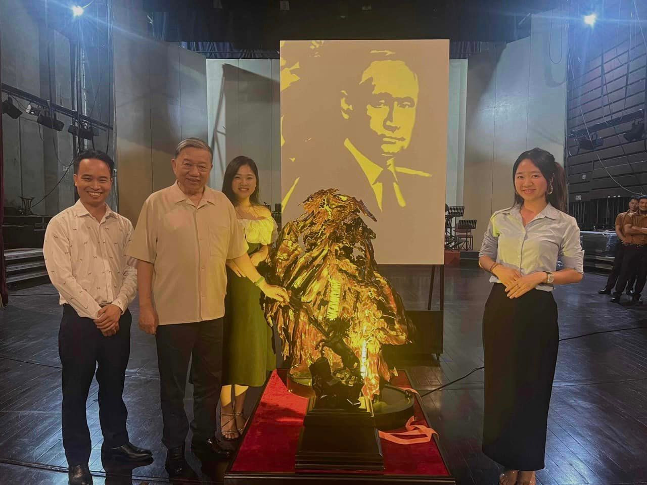 Chủ tịch nước Tô Lâm trao đổi với nghệ sĩ trước phần trình diễn. (Ảnh: FBNV) Chủ tịch nước Tô Lâm trao đổi với nghệ sĩ trước phần trình diễn. (Ảnh: FBNV)