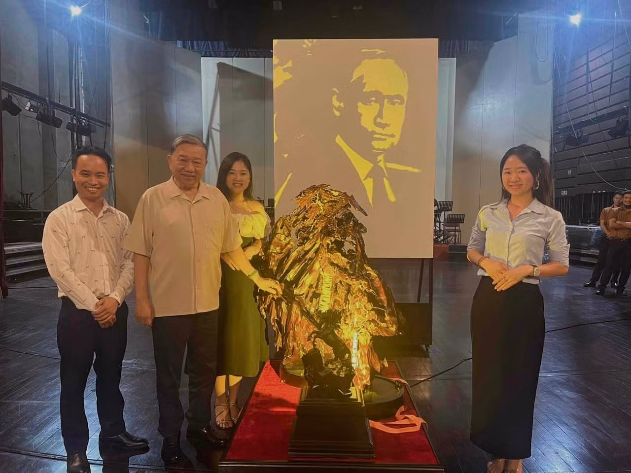 Chủ tịch nước Tô Lâm trao đổi với nghệ sĩ trước phần trình diễn. (Ảnh: FBNV) Chủ tịch nước Tô Lâm trao đổi với nghệ sĩ trước phần trình diễn. (Ảnh: FBNV)