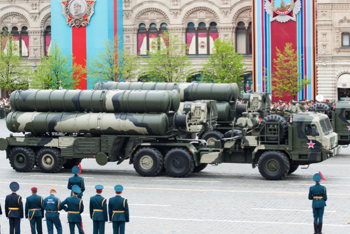 Hệ thống S-400 của Nga trong một cuộc diễu binh. (Ảnh: Shuttlestock) Hệ thống S-400 của Nga trong một cuộc diễu binh. (Ảnh: Shuttlestock)