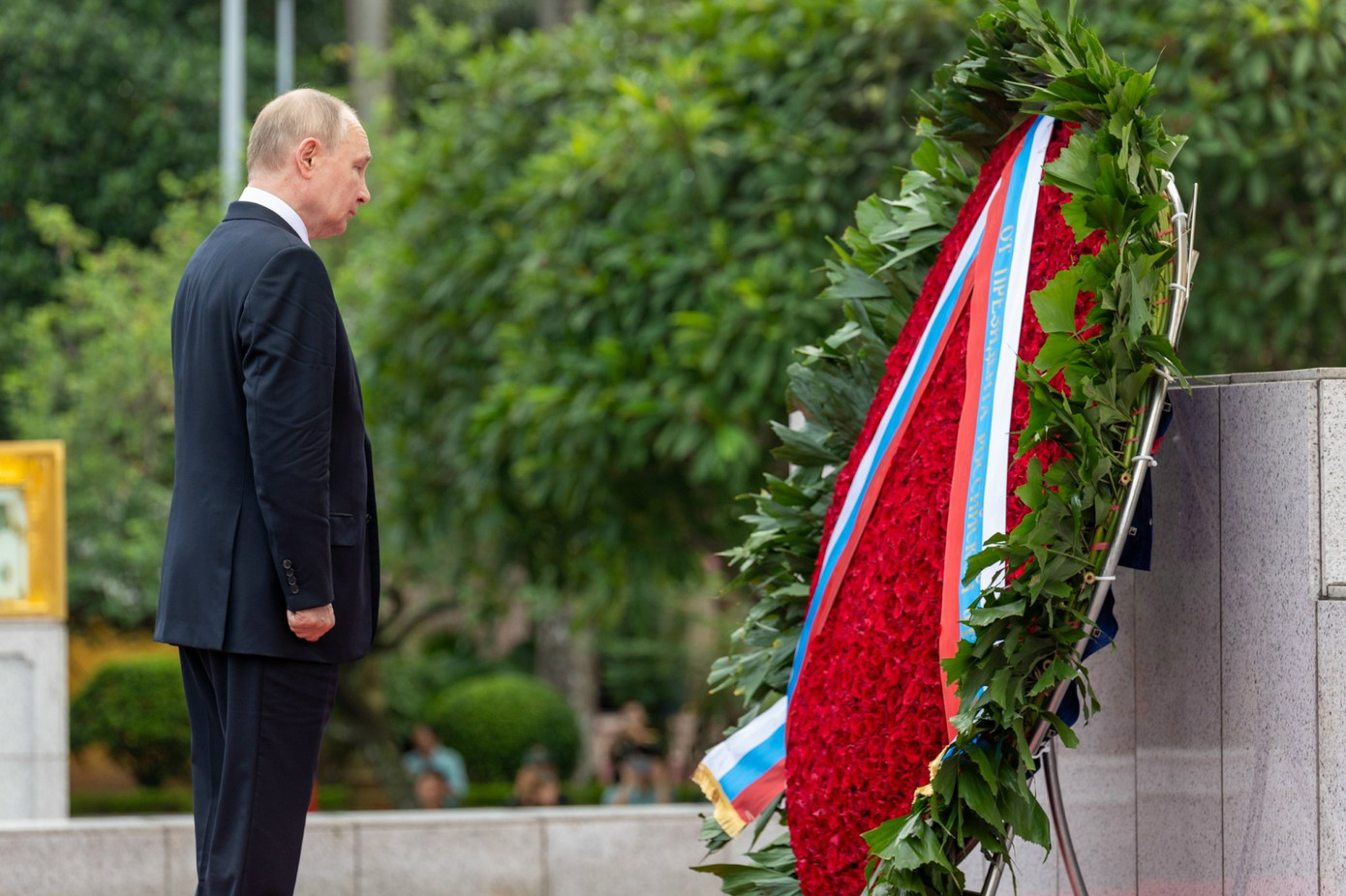 Tổng thống Nga Vladimir Putin viếng Đài tưởng niệm các Anh hùng liệt sĩ. (Ảnh: Nhật Minh) Tổng thống Nga Vladimir Putin viếng Đài tưởng niệm các Anh hùng liệt sĩ. (Ảnh: Nhật Minh)