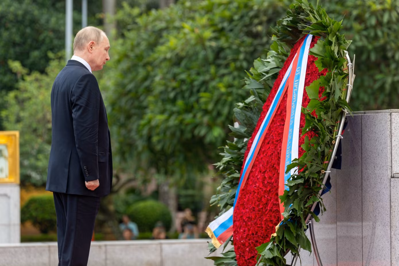 Tổng thống Nga Vladimir Putin viếng Đài tưởng niệm các Anh hùng liệt sĩ. Tổng thống Nga Vladimir Putin viếng Đài tưởng niệm các Anh hùng liệt sĩ.