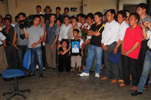 Vì nghèo nên phải đi làm thuê, nay tai họa lại ập đến khiến nhiều gia đình tan tác. Ảnh: Tuấn Nguyễn. Vì nghèo nên phải đi làm thuê, nay tai họa lại ập đến khiến nhiều gia đình tan tác. Ảnh: Tuấn Nguyễn