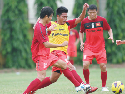  Tiền đạo Việt Thắng (giữa) không còn cơ hội dự AFF Suzuki Cup 2012 Ảnh: VSI 