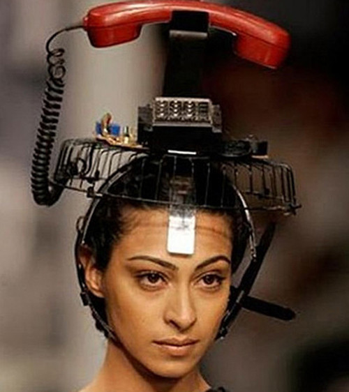 Chiếc mũ này có thể thay thế cho điện thoại di động?. Chiếc mũ này có thể thay thế cho điện thoại di động?