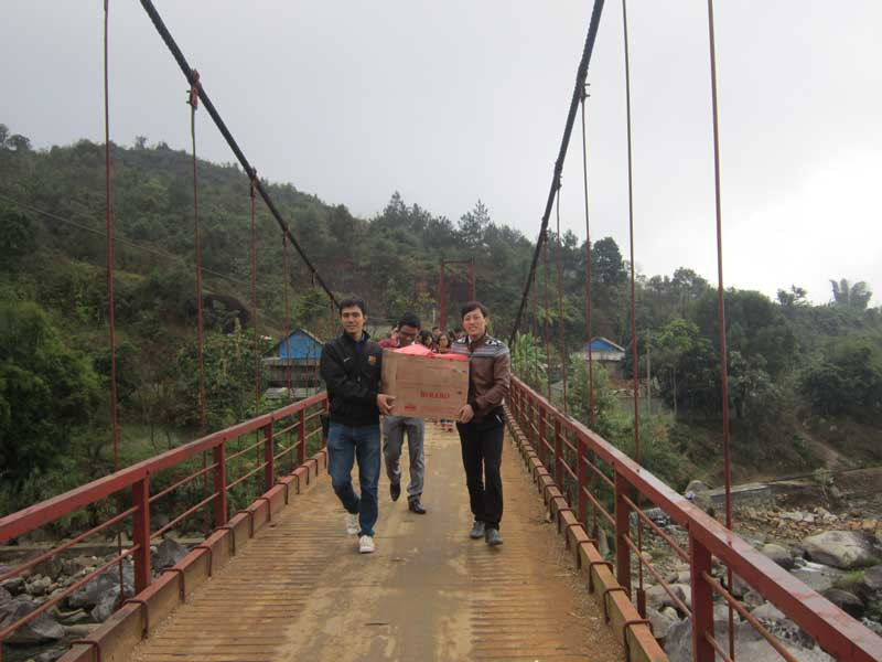 Những thùng quà được Đoàn viên thanh niên EVN chuyển vào điểm trường