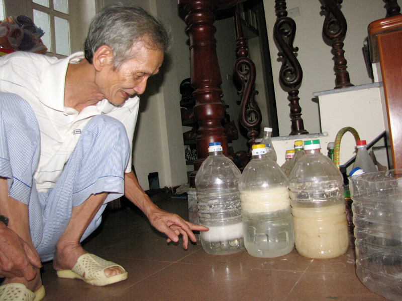 Ông Thanh chia sẻ về các công đoạn sản xuất bột giấy