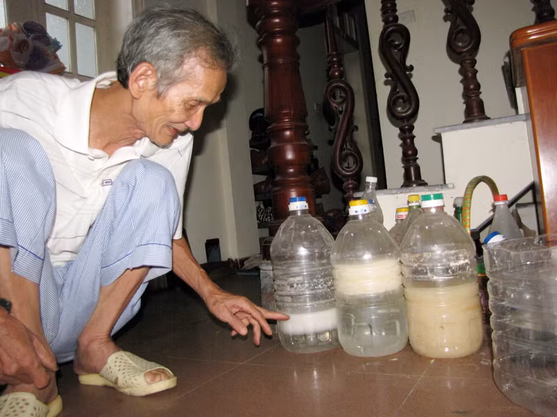 Ông Thanh chia sẻ về các công đoạn sản xuất bột giấy