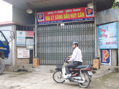 Cây xăng này (Khoái Châu, Hưng Yên) viện cớ bận, hết hàng nên đã đóng cửa nhiều ngày qua Ảnh: Văn Việt. Cây xăng này (Khoái Châu, Hưng Yên) viện cớ bận, hết hàng nên đã đóng cửa nhiều ngày qua Ảnh: Văn Việt