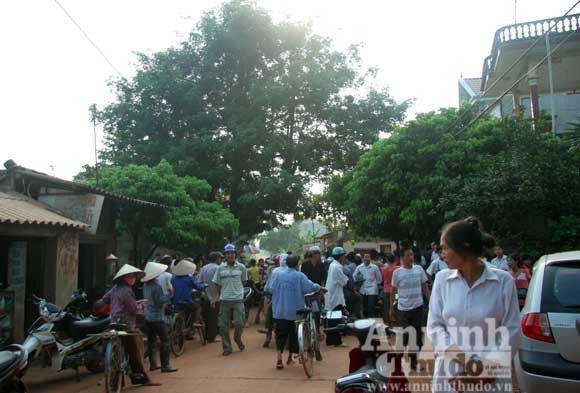 Người dân vây quanh nhà nghi phạm Lê Văn Luyện. Ảnh: An ninh Thủ đô