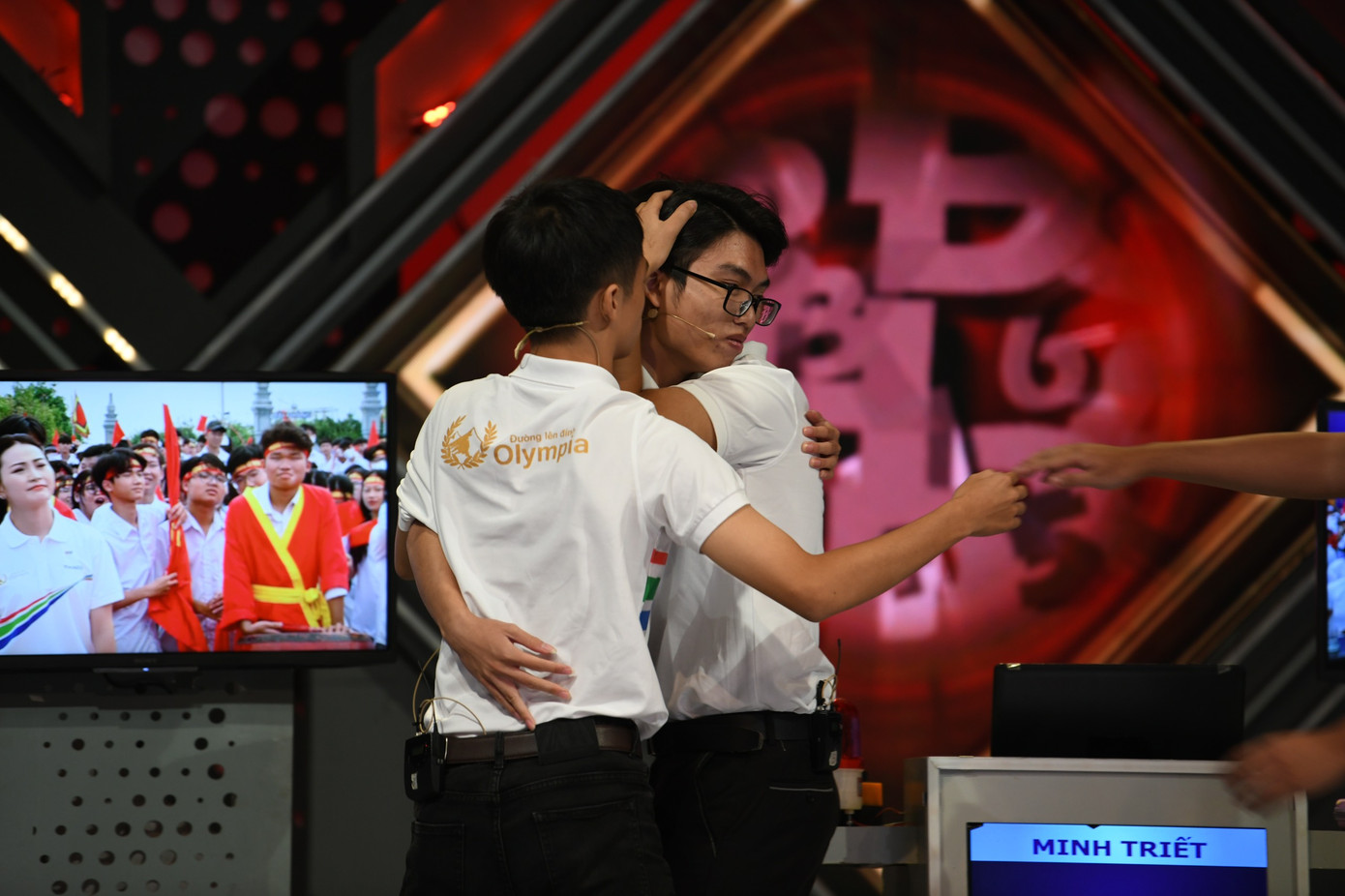 Khoảnh khắc xúc động của các nhà leo núi. Ảnh: Như Ý