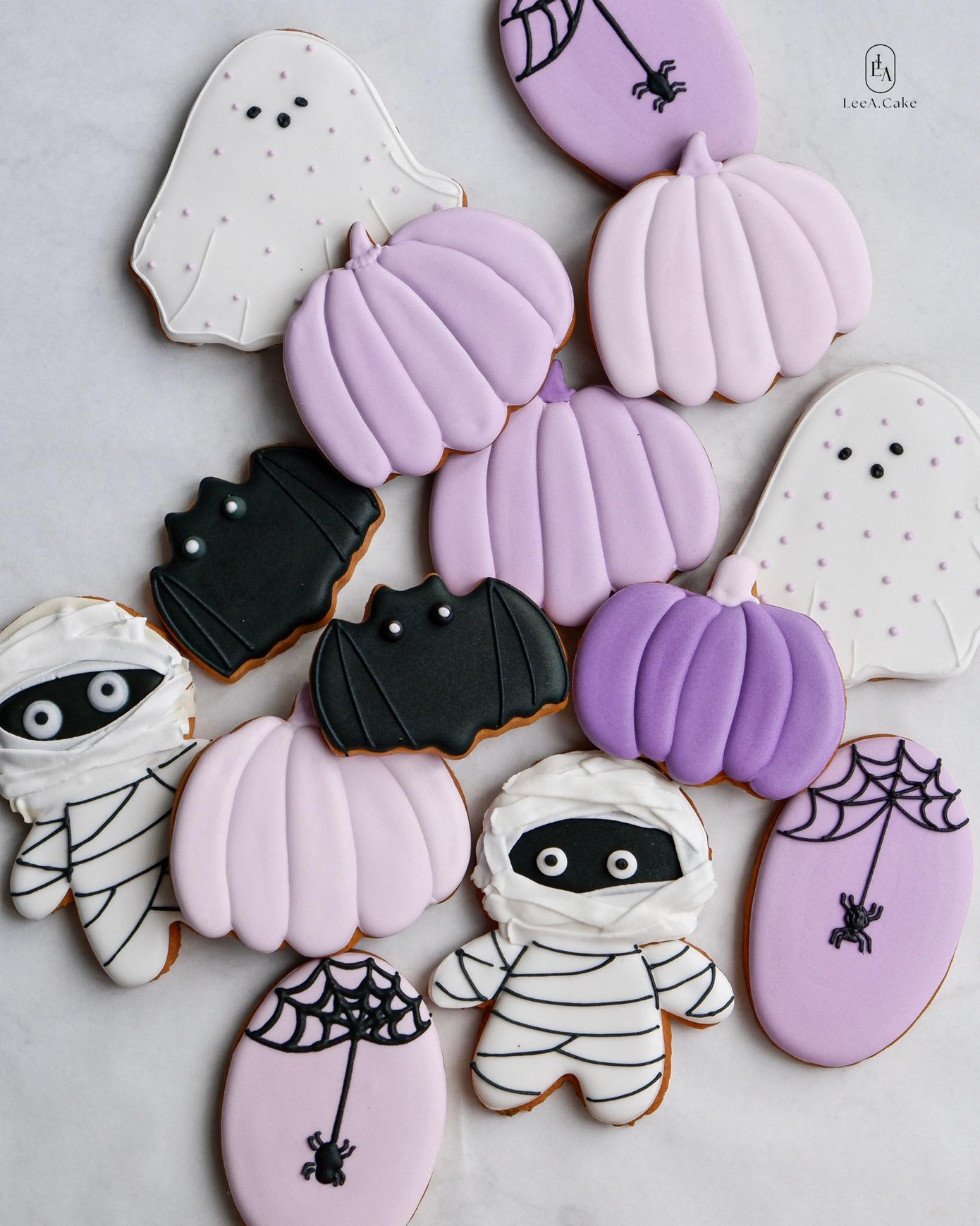 Ngoài ra, cô bạn còn làm nhiều món bánh, hoa trang trí khác cũng mang đậm chất Halloween.