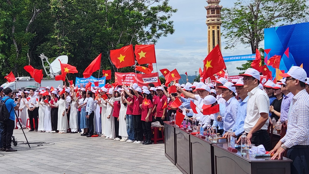 Lãnh đạo tỉnh Thừa Thiên Huế, các cổ động viên, học sinh cùng đứng dậy cổ vũ nhiệt tình cho thí sinh Nguyễn Minh Triết tại phần thi cuối Về đích. Ảnh: Ngọc Văn