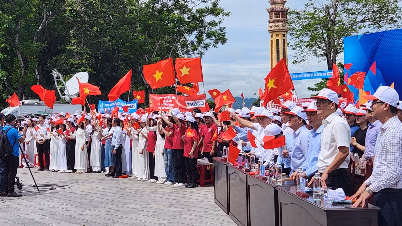 Lãnh đạo tỉnh Thừa Thiên Huế, các cổ động viên, học sinh cùng đứng dậy cổ vũ nhiệt tình cho thí sinh Nguyễn Minh Triết tại phần thi cuối Về đích. Ảnh: Ngọc Văn Lãnh đạo tỉnh Thừa Thiên Huế, các cổ động viên, học sinh cùng đứng dậy cổ vũ nhiệt tình cho thí sinh Nguyễn Minh Triết tại phần thi cuối Về đích. Ảnh: Ngọc Văn
