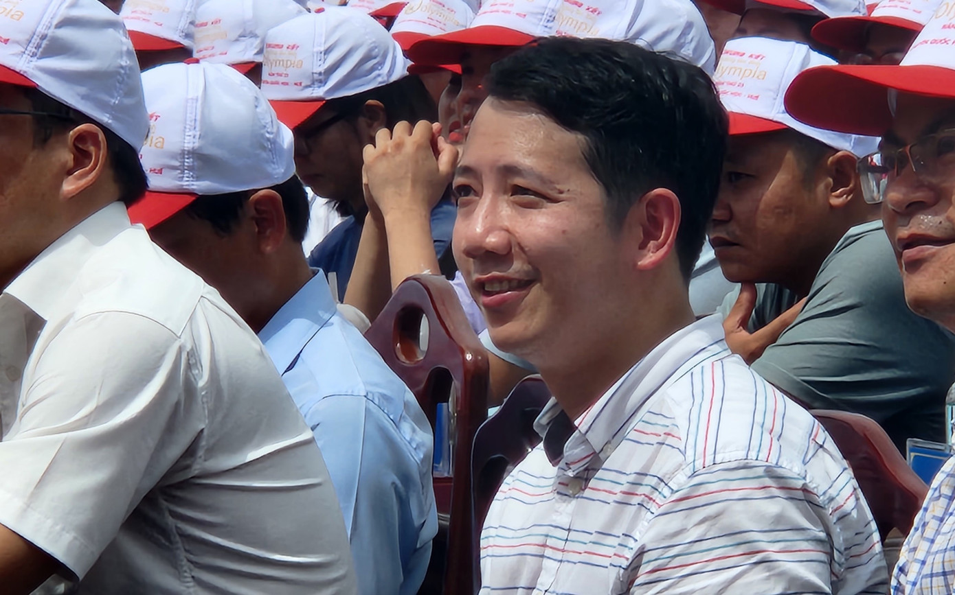 Á quân Đường lên đỉnh Olympia Nguyễn Nguyễn Thái Bảo đến cổ vũ cho thí sinh Nguyễn Minh Triết tại điểm cầu Huế. Nguyễn Nguyễn Thái Bảo là Á quân Đường lên đỉnh Olympia lần thứ 5. Ảnh: Ngọc Văn