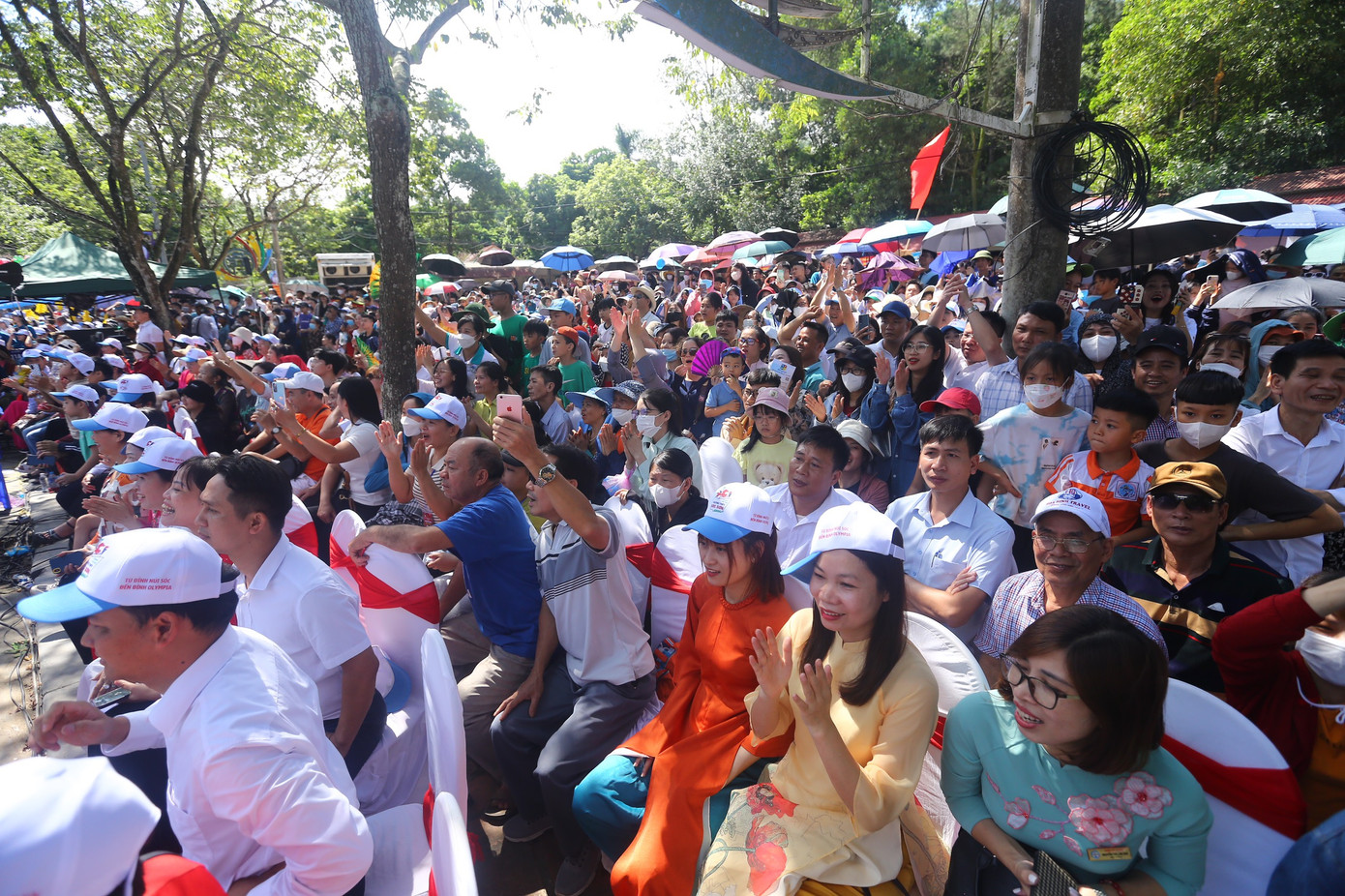 Đầu cầu Sóc Sơn hò hét cổ vũ trong phần thi về đích của Việt Thành. Ảnh: Duy Phạm