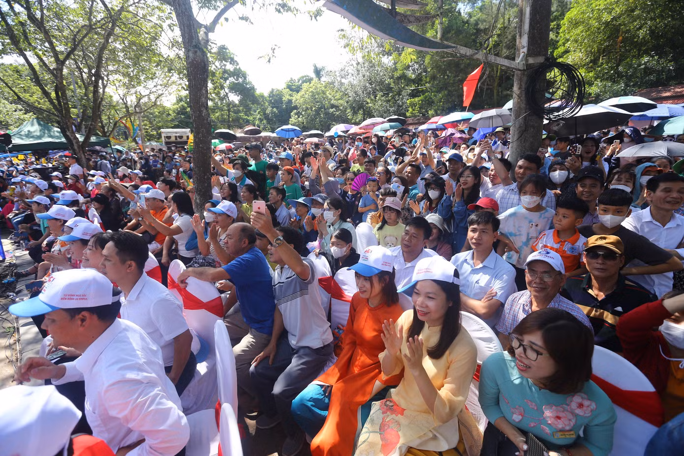 Đầu cầu Sóc Sơn hò hét cổ vũ trong phần thi về đích của Việt Thành. Ảnh: Duy Phạm Đầu cầu Sóc Sơn hò hét cổ vũ trong phần thi về đích của Việt Thành. Ảnh: Duy Phạm