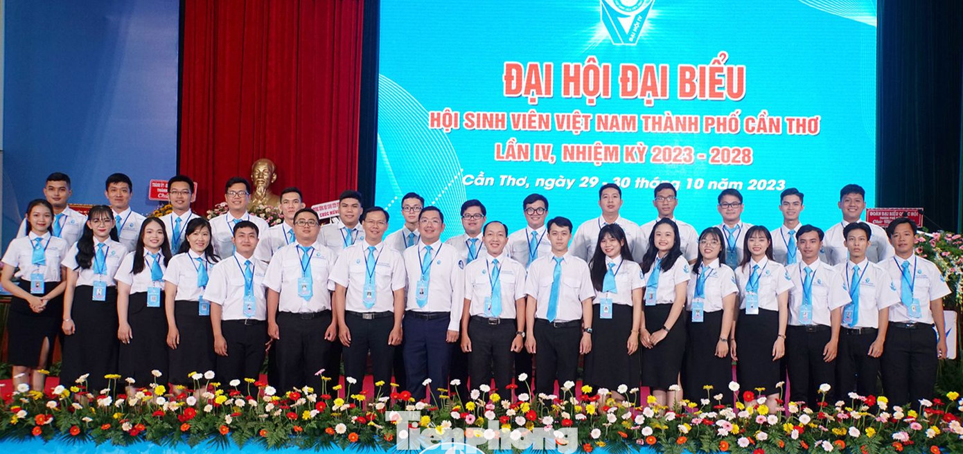 Ban chấp hành khóa mới ra mắt đại hội. Ảnh: Hòa Hội