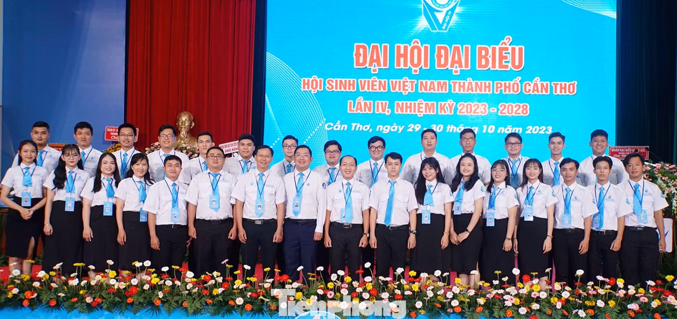 Ban chấp hành khóa mới ra mắt đại hội. Ảnh: Hòa Hội Ban chấp hành khóa mới ra mắt đại hội. Ảnh: Hòa Hội