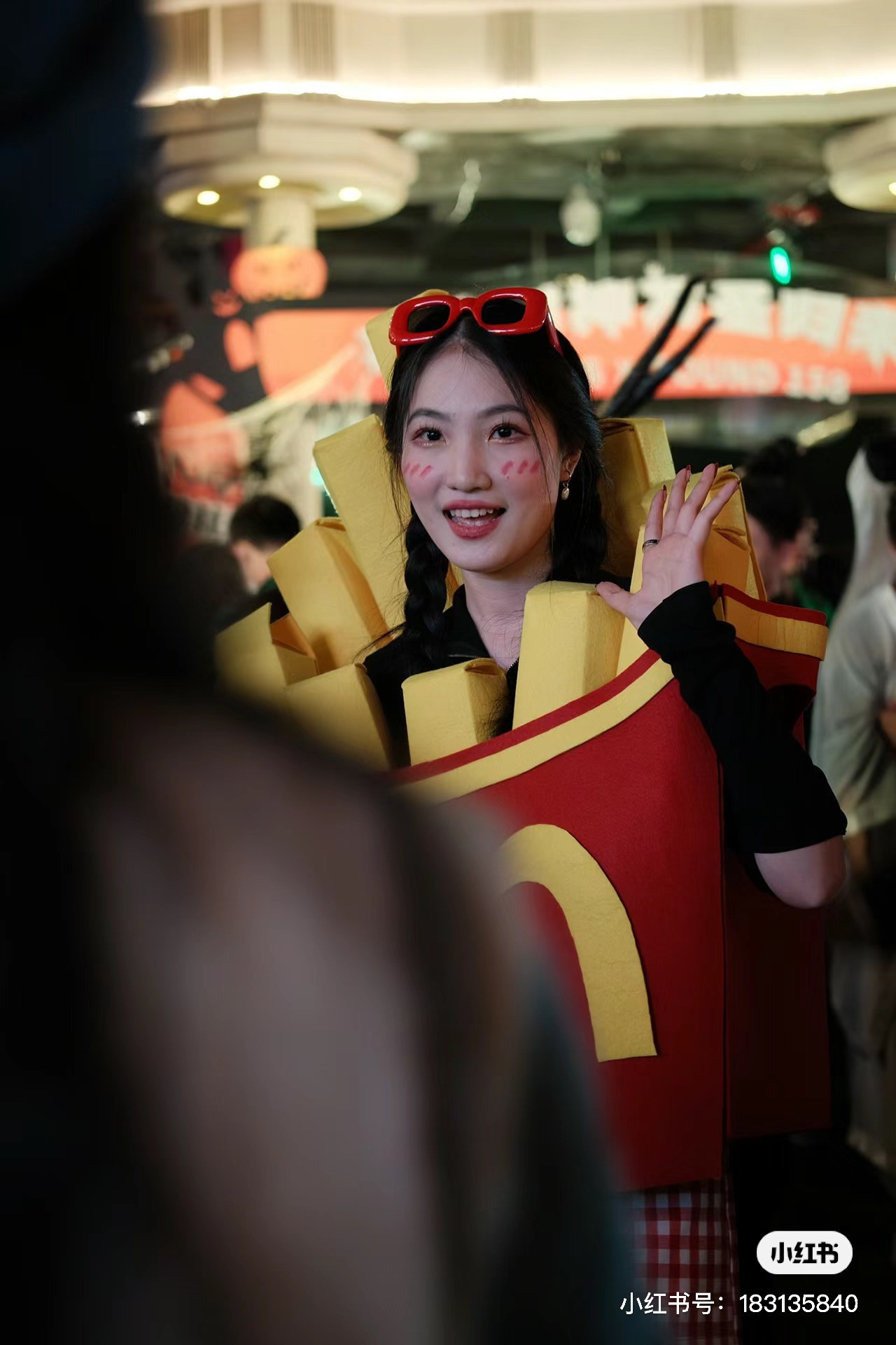 Một cô gái ở Thượng Hải hóa thân thành túi khoai tây chiên.