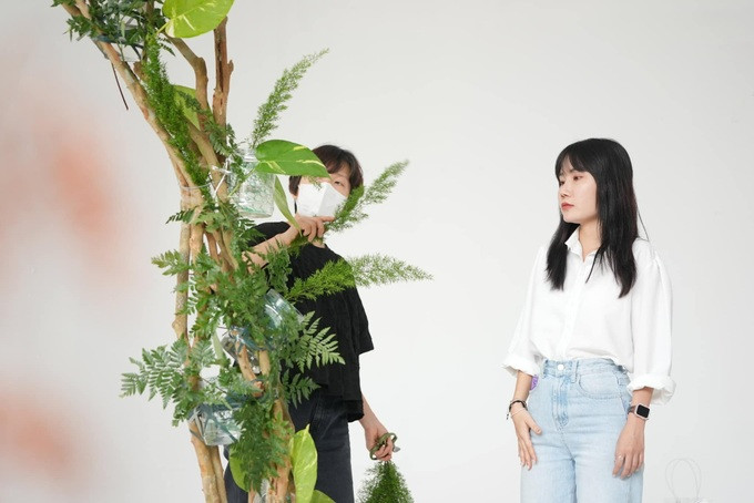 Thanh My làm phiên dịch tại một buổi hướng dẫn cắm hoa (Ảnh: FBNV).