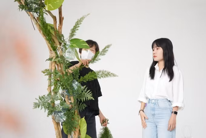 Thanh My làm phiên dịch tại một buổi hướng dẫn cắm hoa (Ảnh: FBNV). Thanh My làm phiên dịch tại một buổi hướng dẫn cắm hoa (Ảnh: FBNV).