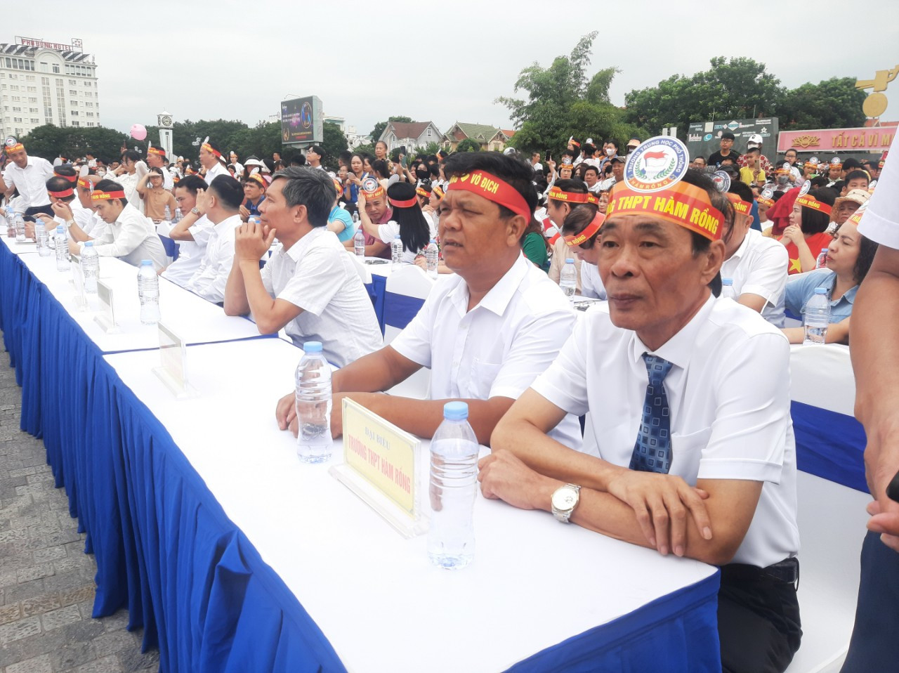 Ông Lê Xuân Bình (bố của thí sinh Lê Xuân Mạnh, bên trái) và thầy Thiều Ánh Dương - Hiệu trưởng Trường THPT Hàm Rồng (bên phải) cổ vũ cho Lê Xuân Mạnh tại điểm cầu Thanh Hóa.