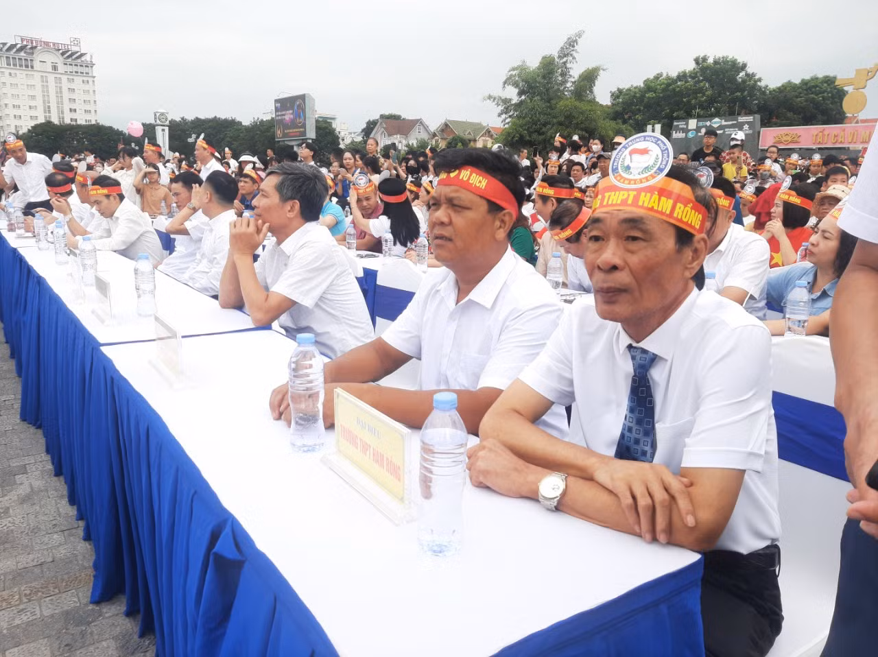 Ông Lê Xuân Bình (bố của thí sinh Lê Xuân Mạnh, bên trái) và thầy Thiều Ánh Dương - Hiệu trưởng Trường THPT Hàm Rồng (bên phải) cổ vũ cho Lê Xuân Mạnh tại điểm cầu Thanh Hóa. Ông Lê Xuân Bình (bố của thí sinh Lê Xuân Mạnh, bên trái) và thầy Thiều Ánh Dương - Hiệu trưởng Trường THPT Hàm Rồng (bên phải) cổ vũ cho Lê Xuân Mạnh tại điểm cầu Thanh Hóa.