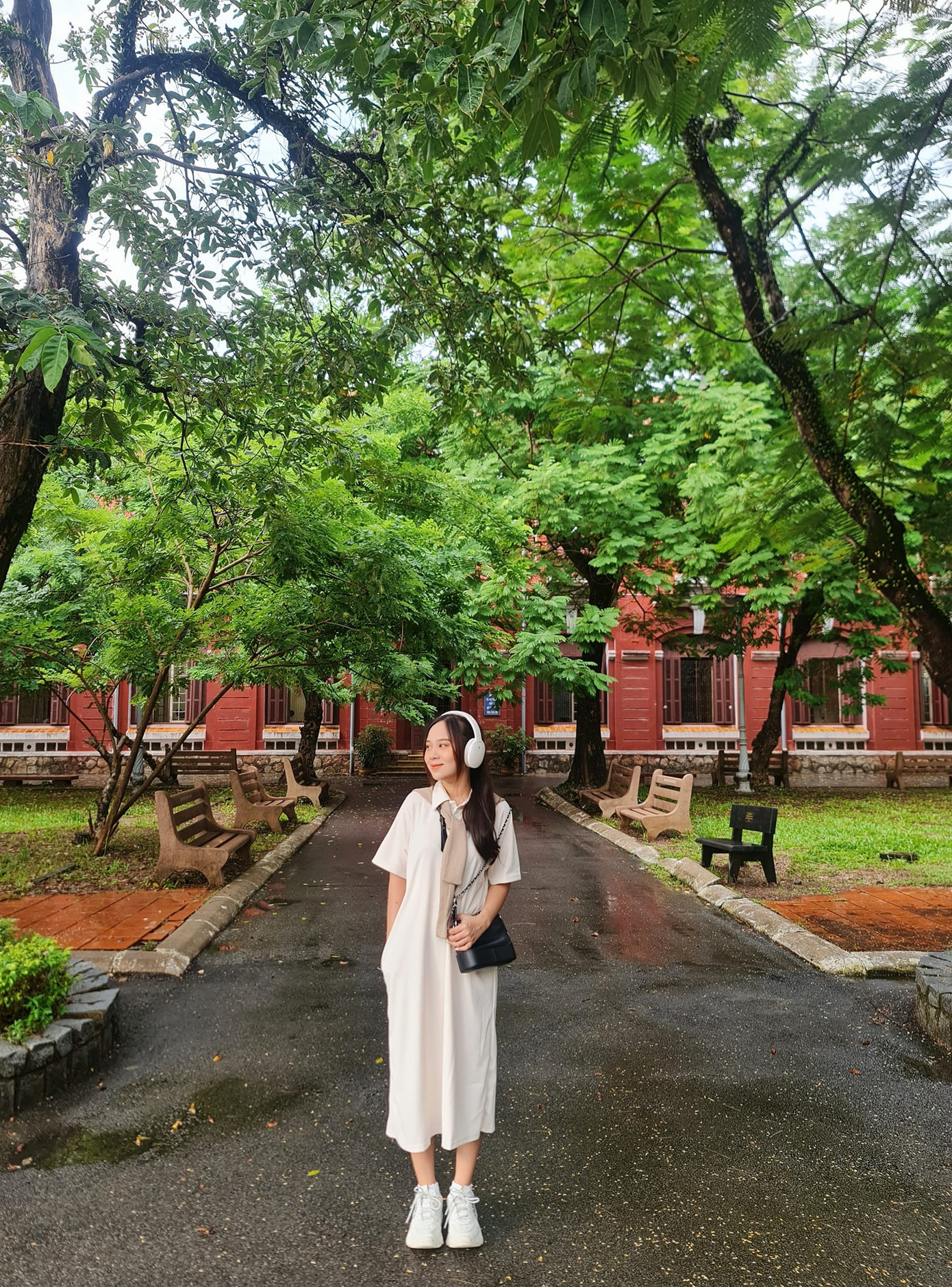 MC Tuyết Ngân đảm nhiệm dẫn dắt điểm cầu Olympia tại Huế, cổ vũ thí sinh Nguyễn Minh Triết.