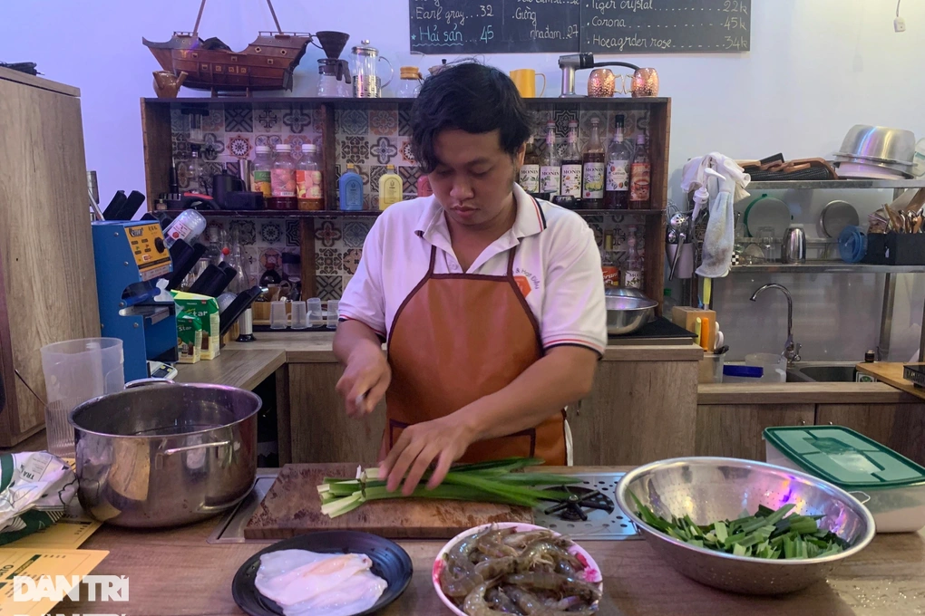 Mọi nguyên liệu đều được anh Sang tự mình cẩn thận đong đo để chắc chắn rằng khách hàng luôn nhận được ly trà sữa tôm nướng đúng mùi vị (Ảnh: Bình Minh) Mọi nguyên liệu đều được anh Sang tự mình cẩn thận đong đo để chắc chắn rằng khách hàng luôn nhận được ly trà sữa tôm nướng đúng mùi vị (Ảnh: Bình Minh)