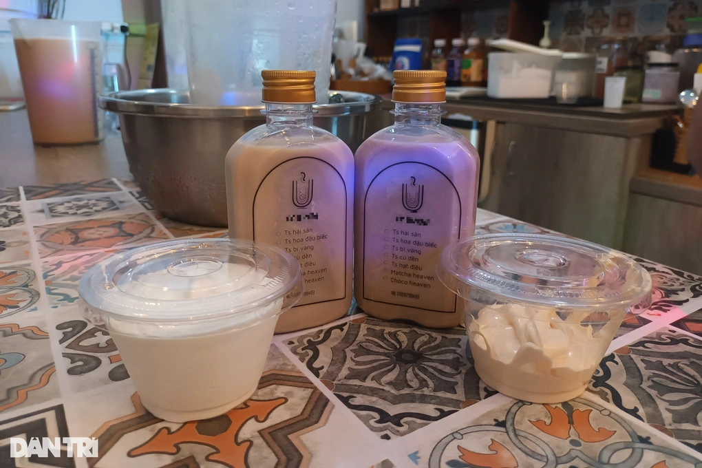 Anh Sang thử kết hợp với kem phô mai và kem trứng muối để làm dậy lên hương vị của món trà sữa hải sản (Ảnh: Bình Minh) Anh Sang thử kết hợp với kem phô mai và kem trứng muối để làm dậy lên hương vị của món trà sữa hải sản (Ảnh: Bình Minh)