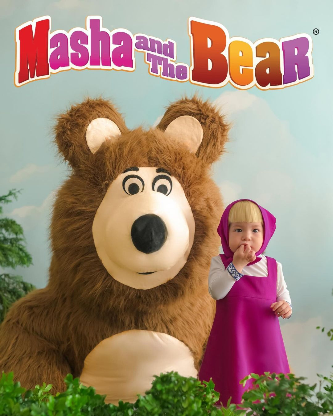 Con gái của vợ chồng Salim là cô bé Pam cũng được bố mẹ cho cosplay nhân vật Masha và chú gấu xiếc nổi tiếng trong phim hoạt hình cùng tên.