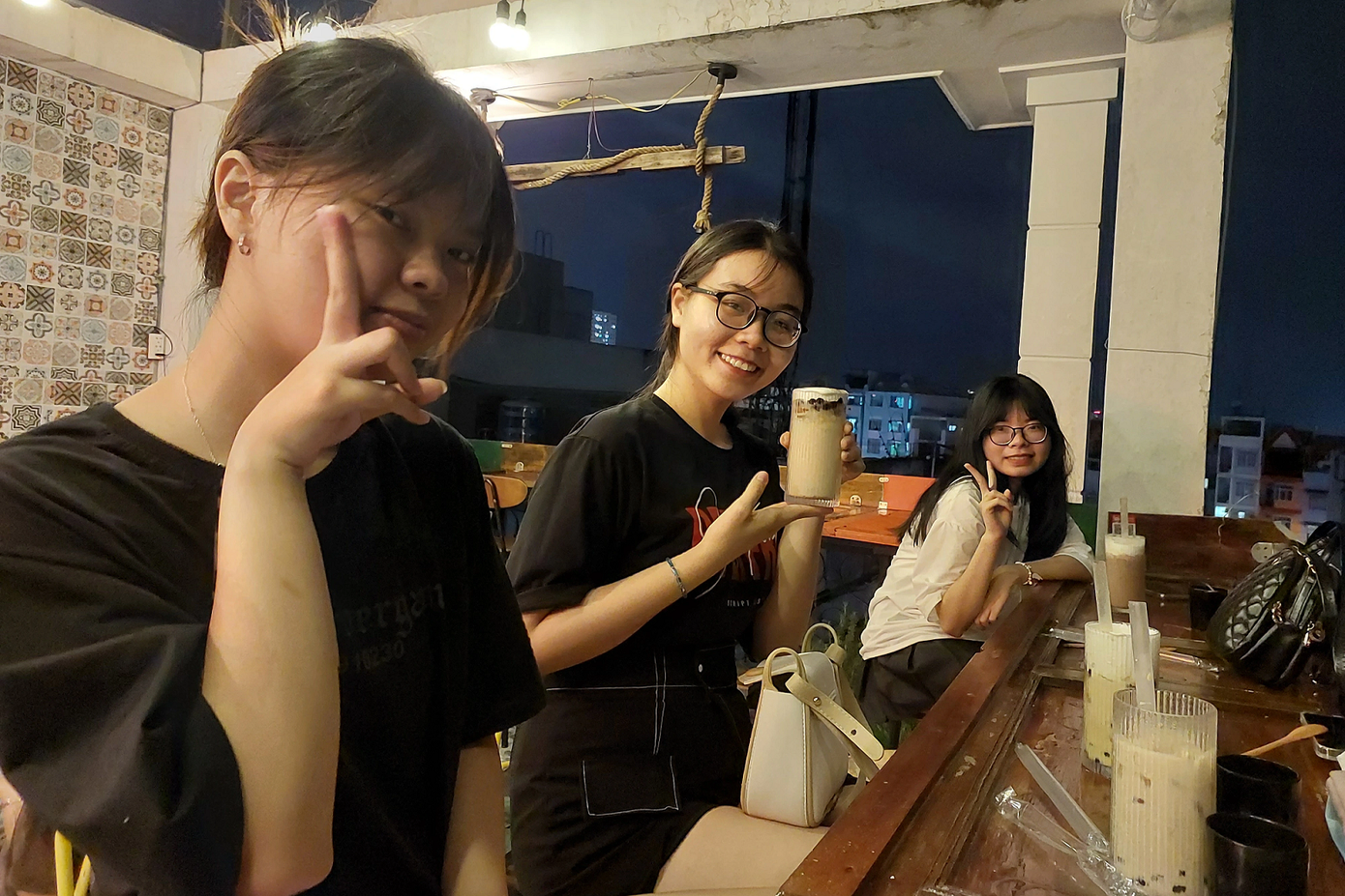 Giới trẻ hào hứng khi cầm trên tay ly trà sữa thoang thoảng mùi tôm nướng và mùi trà Nhật (Ảnh: Bình Minh) Giới trẻ hào hứng khi cầm trên tay ly trà sữa thoang thoảng mùi tôm nướng và mùi trà Nhật (Ảnh: Bình Minh)