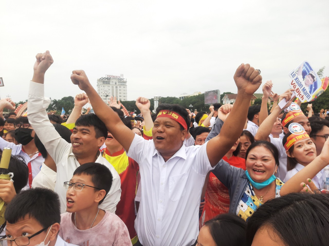 Tại điểm cầu Thanh Hóa, bố của Lê Xuân Mạnh vui mừng trước chiến thắng của con trai. Ảnh: Hoàng Lam