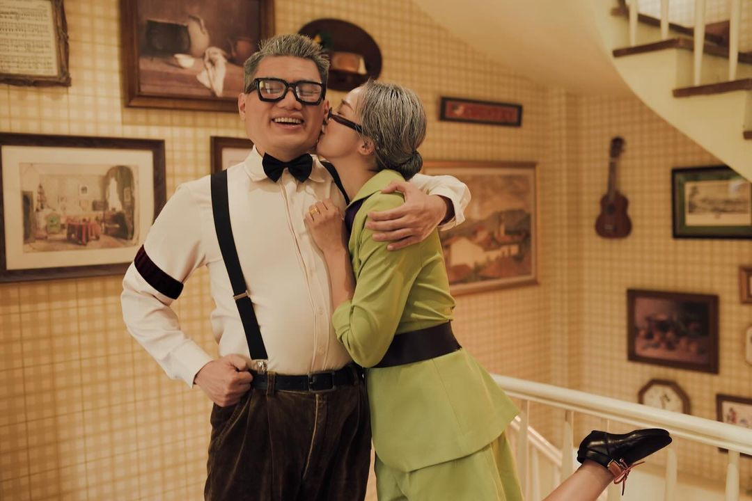 Cặp đôi được dân mạng nhận xét cosplay quá giống nhân vật từ trang phục, không gian và thần thái.