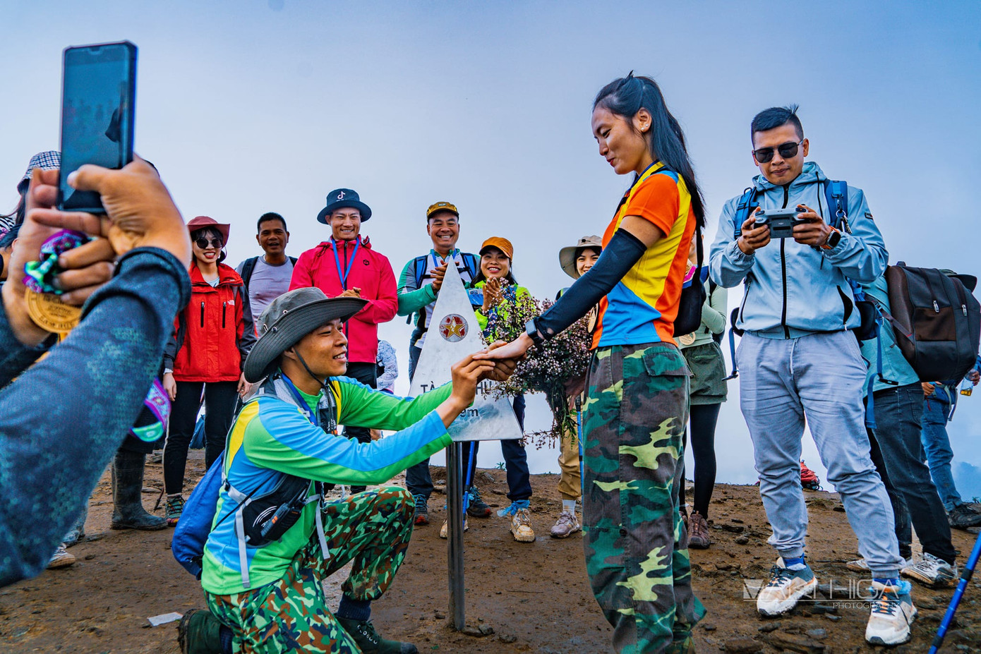 Những hình ảnh và clip về màn cầu hôn hạnh phúc của Tiểu Anh và Ngọc Chung trên đỉnh núi cao thứ 7 tại Việt Nam hôm 24/9 vừa qua khiến nhiều người mê du lịch, mê leo núi thích thú. Những hình ảnh và clip về màn cầu hôn hạnh phúc của Tiểu Anh và Ngọc Chung trên đỉnh núi cao thứ 7 tại Việt Nam hôm 24/9 vừa qua khiến nhiều người mê du lịch, mê leo núi thích thú.