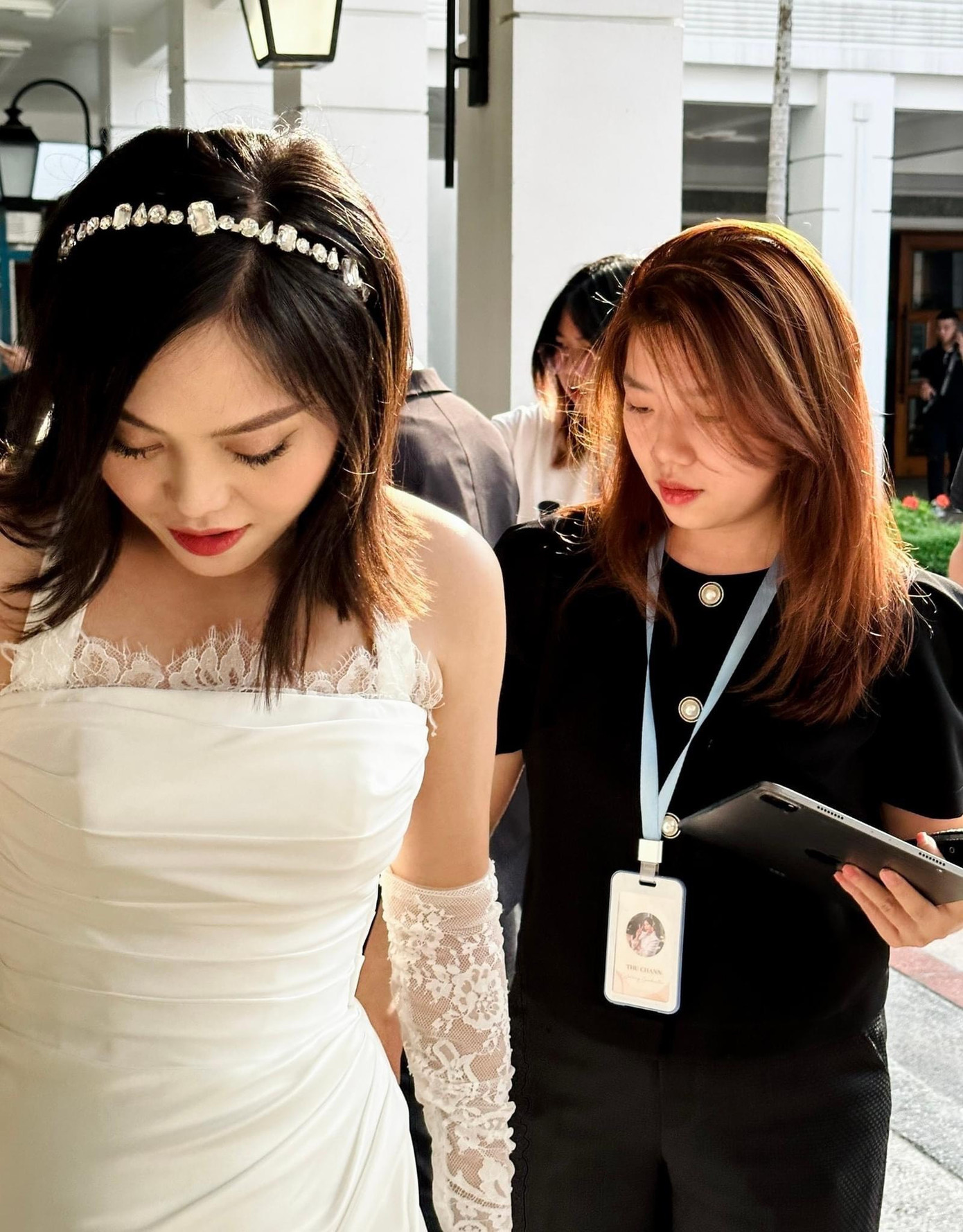 Lê Thu Trang (áo đen) đang hỗ trợ cô dâu trong một đám cưới mà nhóm của cô được thuê làm “planner”