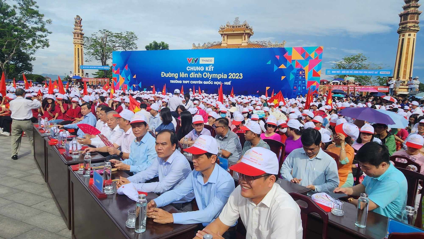 Ông Phan Ngọc Thọ - Phó Bí thư Thường trực Tỉnh ủy Thừa Thiên Huế, cùng lãnh đạo UBND tỉnh, lãnh đạo Thành ủy, UBND TP Huế, lãnh đạo Tỉnh Đoàn tại điểm cầu chung kết Đường lên đỉnh Olympia ở Huế.