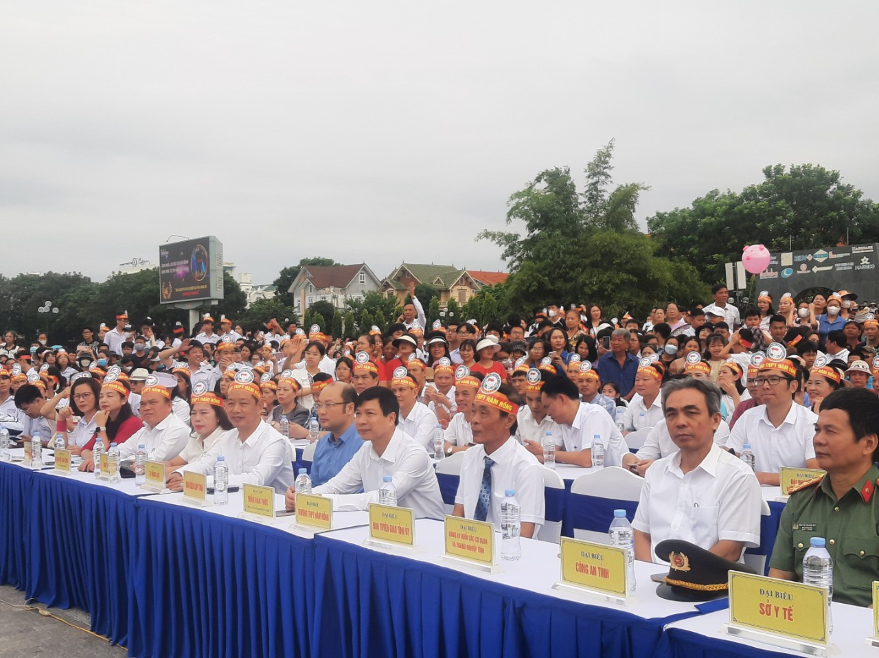 Lãnh đạo sở, ban, ngành và các cấp của tỉnh Thanh Hoá cổ vũ cho Lê Xuân Mạnh tại điểm cầu Thanh Hóa. Ảnh: Hoàng Lam