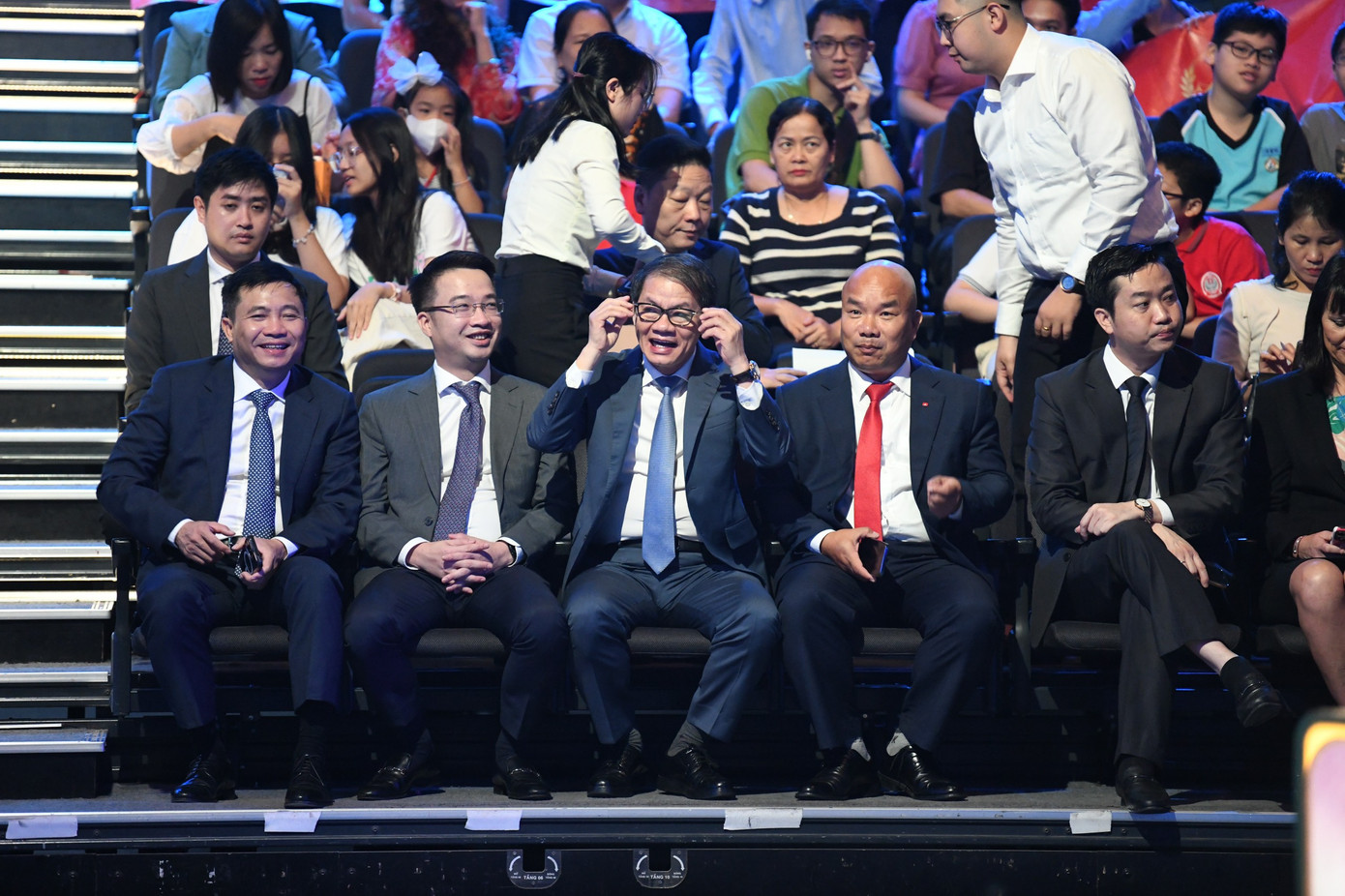 Anh Nguyễn Tường Lâm - Bí thư T.Ư Đoàn dự và theo dõi Chung kết Đường lên đỉnh Olympia tại điểm cầu Trường quay S14. Ảnh: Như Ý