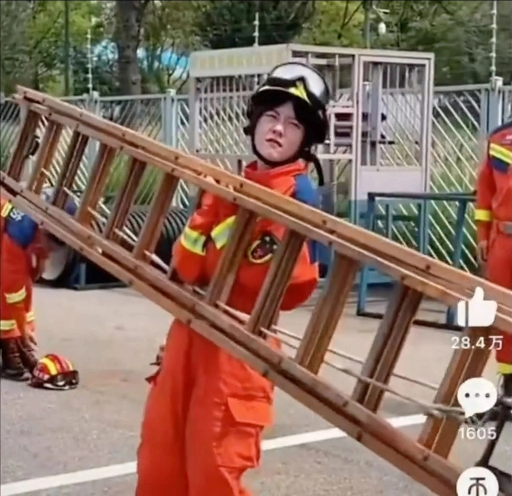 Chizao đã nghĩ đến việc bỏ dở giữa chừng khóa huấn luyện lính cứu hỏa kéo dài một ngày của mình vì quá vất vả (Ảnh: Toutiao). Chizao đã nghĩ đến việc bỏ dở giữa chừng khóa huấn luyện lính cứu hỏa kéo dài một ngày của mình vì quá vất vả (Ảnh: Toutiao).