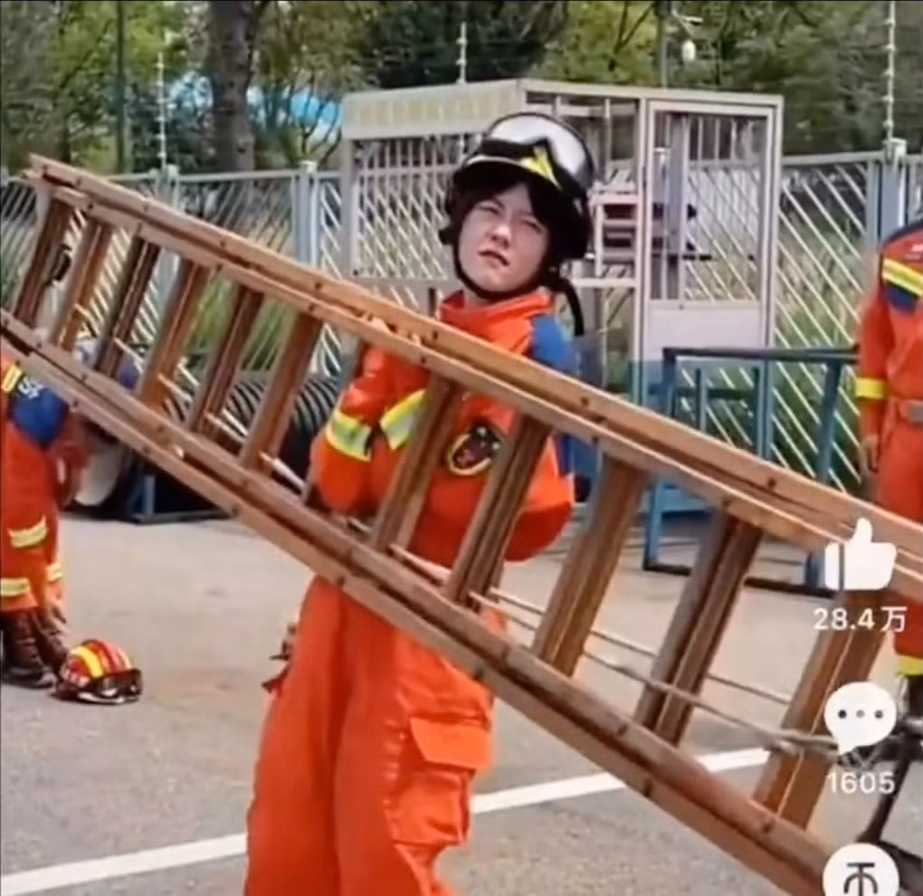 Chizao đã nghĩ đến việc bỏ dở giữa chừng khóa huấn luyện lính cứu hỏa kéo dài một ngày của mình vì quá vất vả (Ảnh: Toutiao).